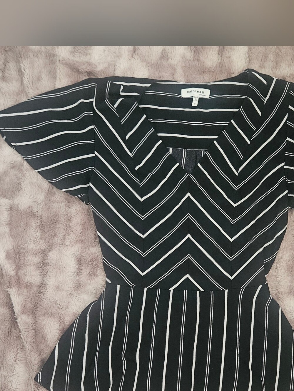 Monteau Black & White Chevron Stripe V-Neck Blouse